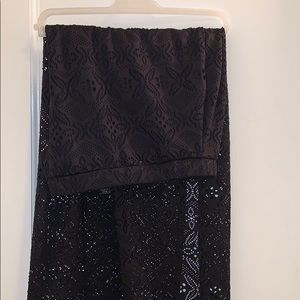 Long skirt with slit opening towards the leg down